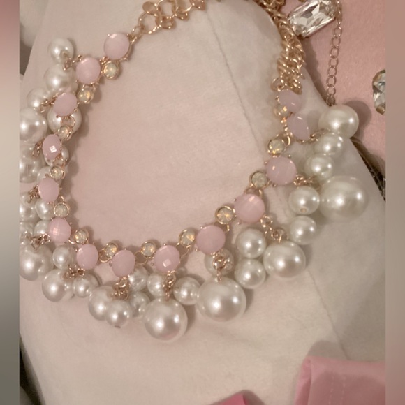 Beautiful Pearl necklace with pretty light pink accents hand crafted - Picture 2 of 3